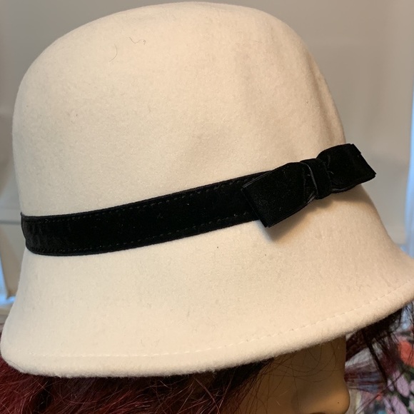 Adorable hat 🎩 - Picture 5 of 6